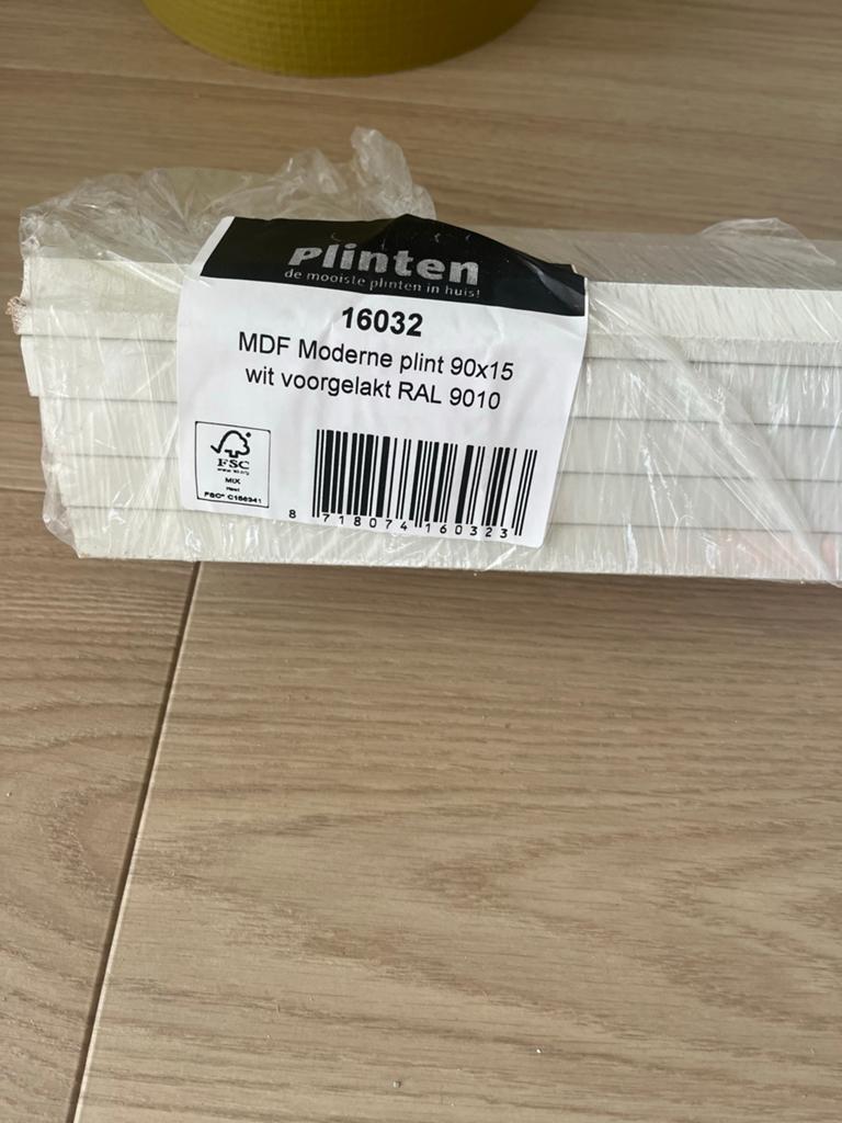 Nieuw pak MDF Moderne Plinten 90x15 wit voorgelakt RAL 9010, Doe-het-zelf en Verbouw, Plinten en Afwerking, Ophalen, Nieuw, Mdf