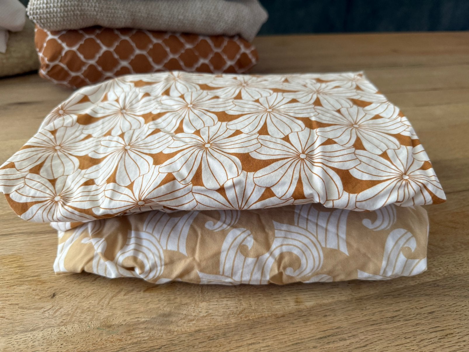 2x Swedish Linens hoeslaken 60x120 – beige/cognac retro, Ophalen of Verzenden, Zo goed als nieuw, Eenpersoons, Dekbedovertrek