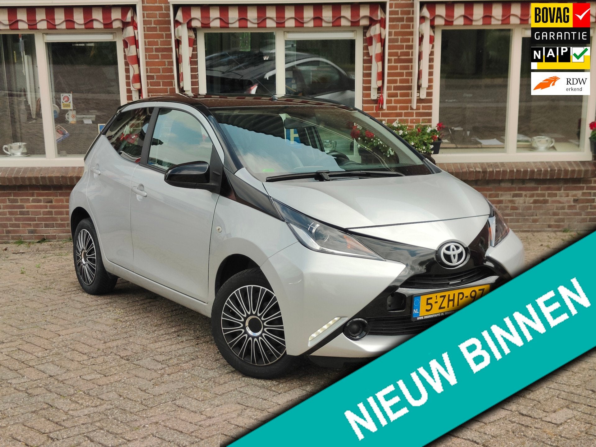 Toyota Aygo 1.0 VVT-i x-play Two tone color Airco Camara - R, Auto's, Euro 5, Stof, Gebruikt, Zwart