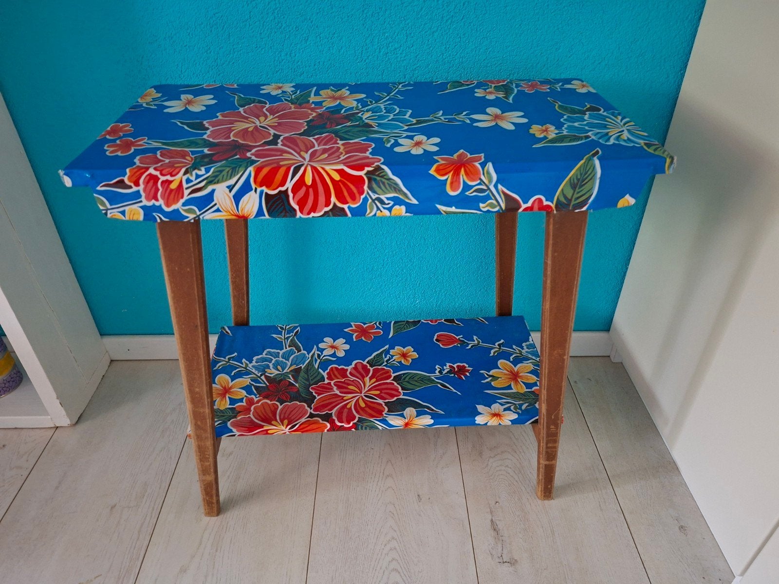 Markant bijzettafeltje, Overige materialen, Gebruikt, Kitsch, Vrolijk, Markant, 75 cm of meer