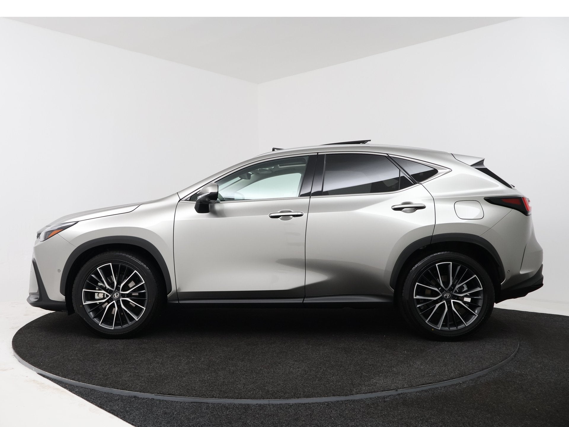 Lexus NX 450h+ AWD President Line | Trekhaak | Panoramadak |, 12 maanden, Zwart, 4 cilinders, Leder