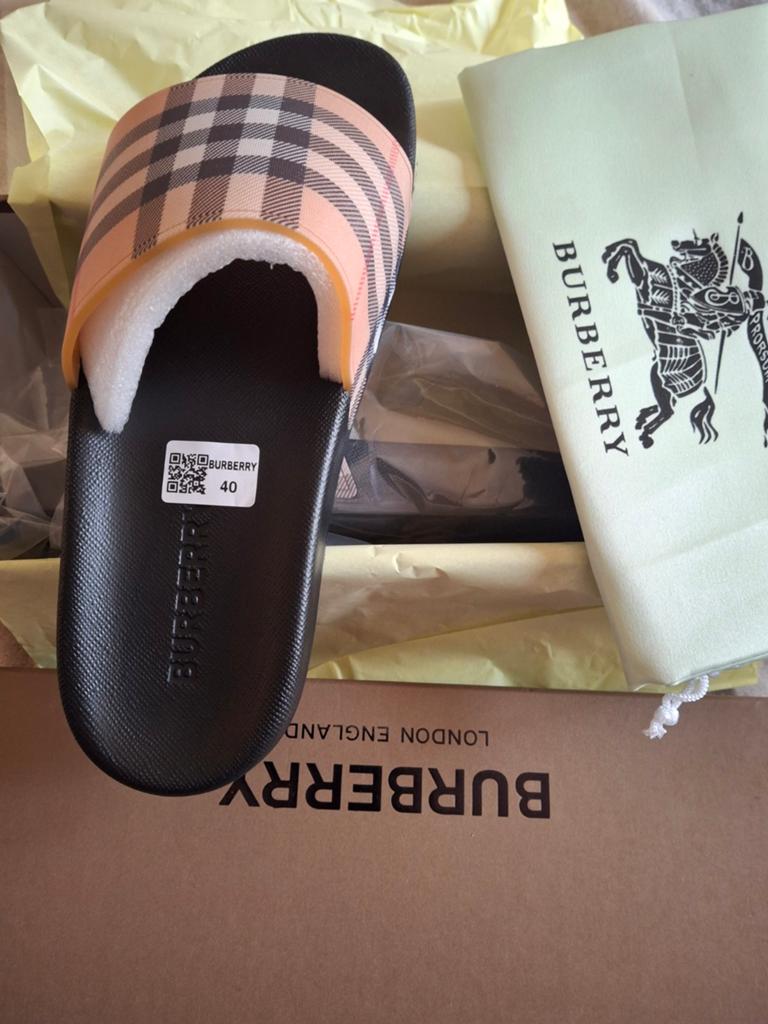 Burberry slippers, Ophalen