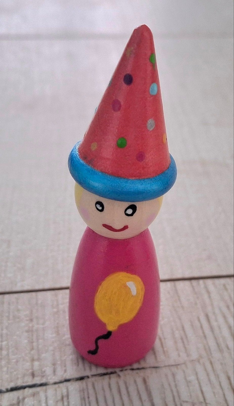 Houten pegdoll jarig poppetje met muts, Ophalen of Verzenden, Nieuw