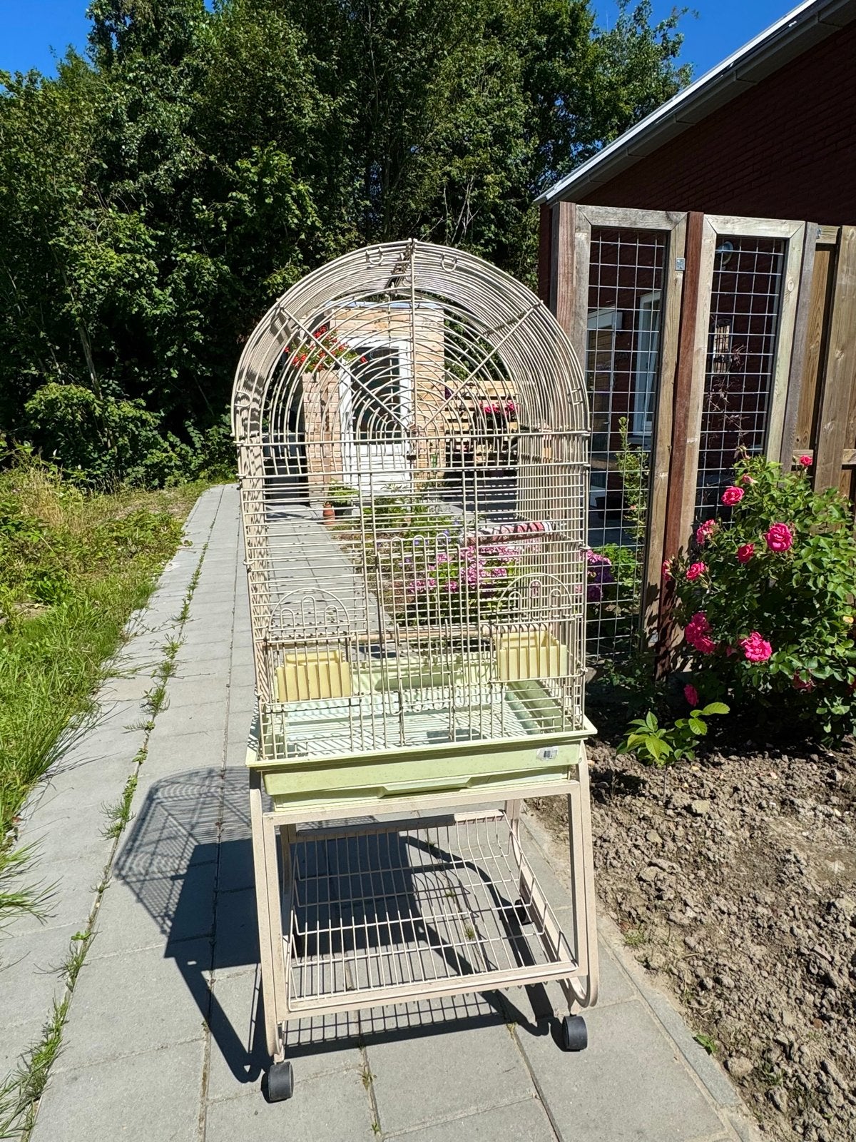 Grote vogelkooi op onderstel met wielen, Ophalen, Metaal, Vogelkooi