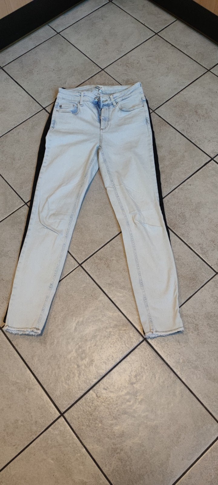 2 spijkerbroeken: ONLY (lichtblauw) en Toxik3 (zwart), Blauw, Ophalen of Verzenden, Zo goed als nieuw, W30 - W32 (confectie 38/40)