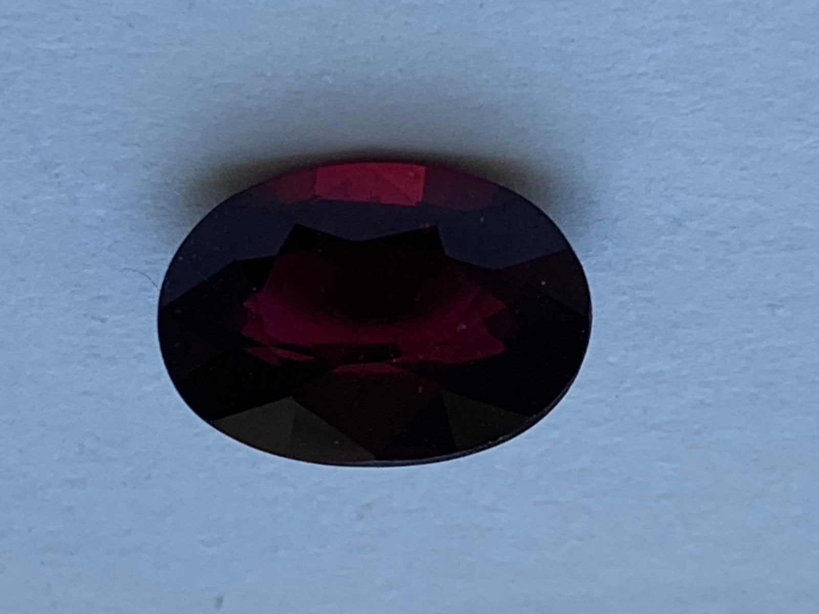 Edelsteen rhodolite dieprode 4,13 crt met certificaat, Ophalen of Verzenden, Zo goed als nieuw