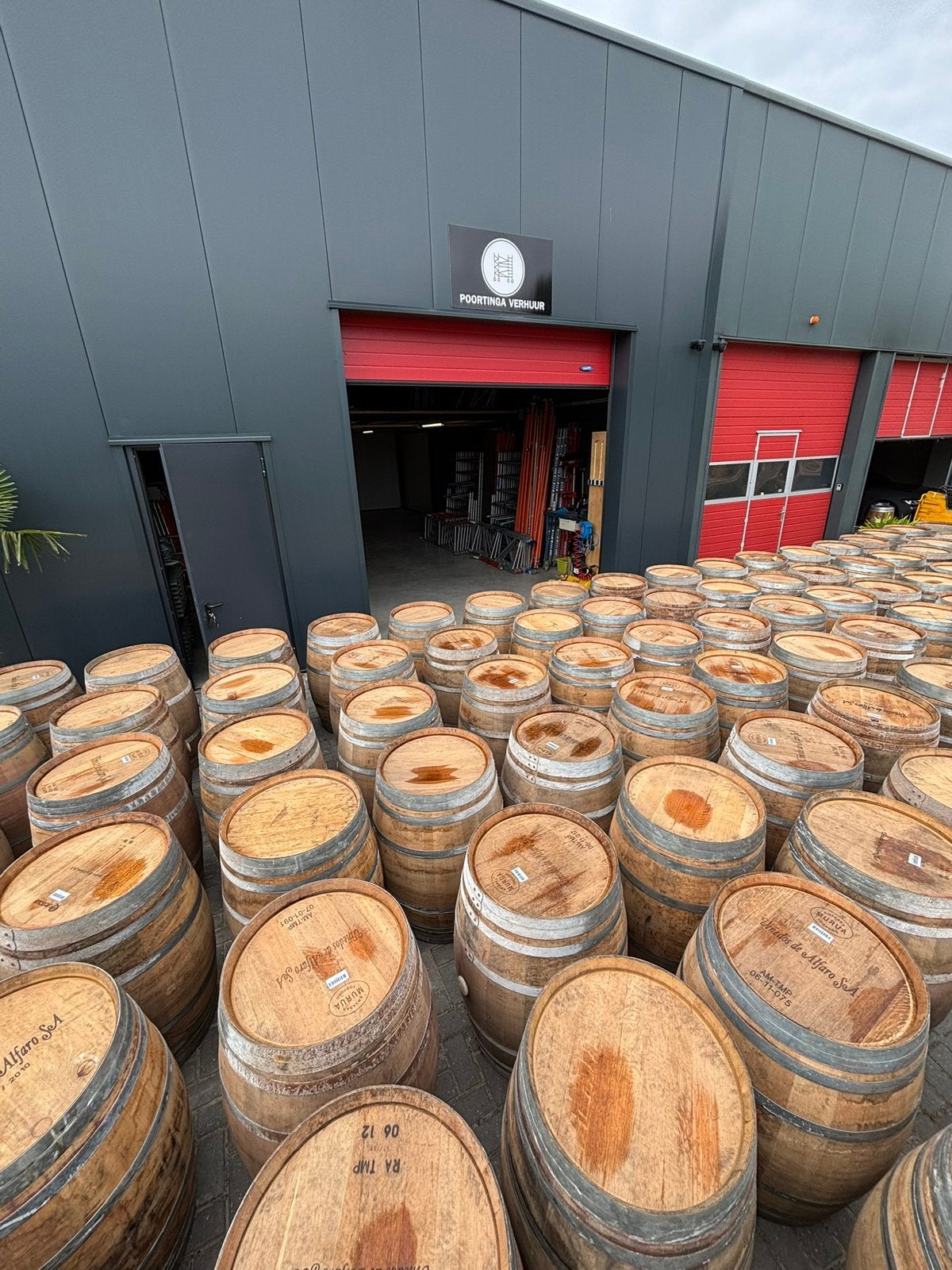 Grote partij wijnvaten te koop ( pompen . Handvaten), Ophalen, Poortinga, 150 liter of meer, Poortingaverhuur@gmail.com