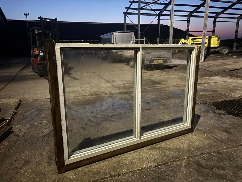 Houten raamkozijn inclusief glas (1 ruit kapot), Gevelraam of Ruit, Gebruikt, 120 tot 160 cm, Ophalen of Verzenden