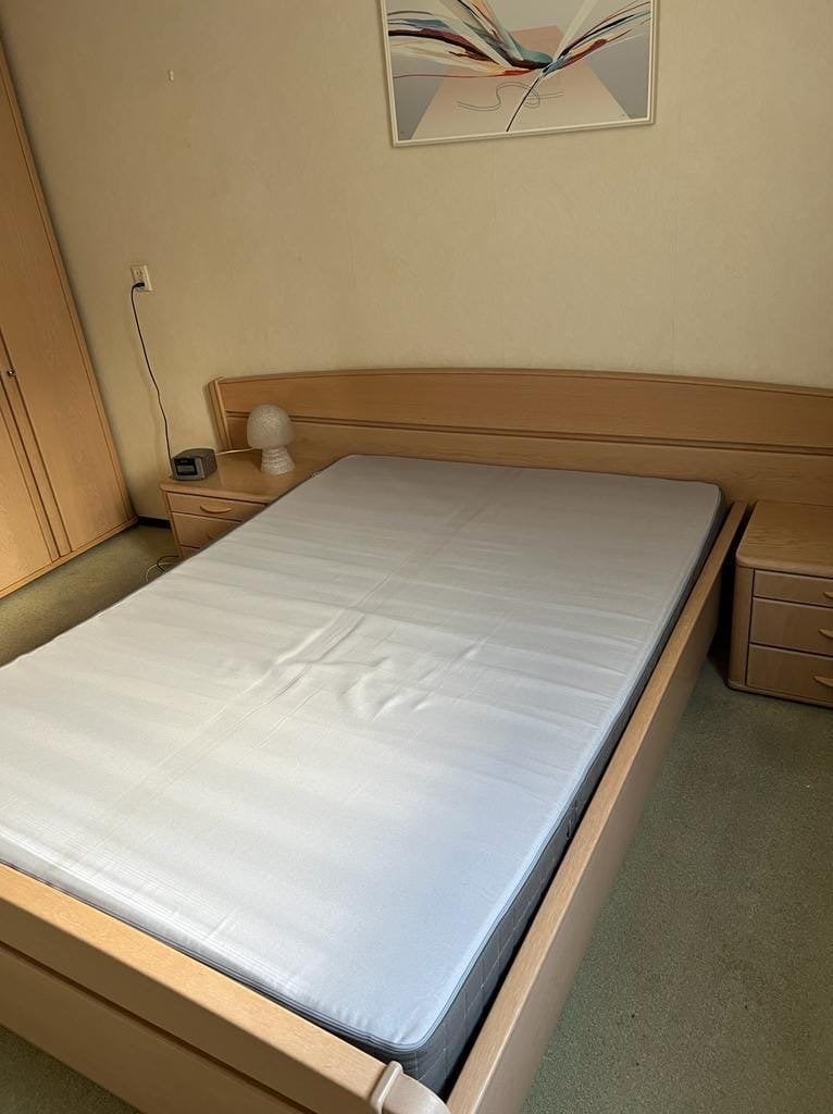 Tweepersoonsbed met ombouw en 2 nachtkastjes - massief eiken, Huis en Inrichting, Gebruikt, Tweepersoons, 140 cm, Ob