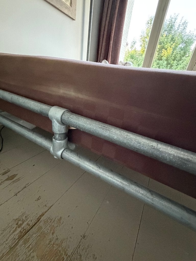 Foto 6 van Hästens bedden met steigerbuizen ombouw