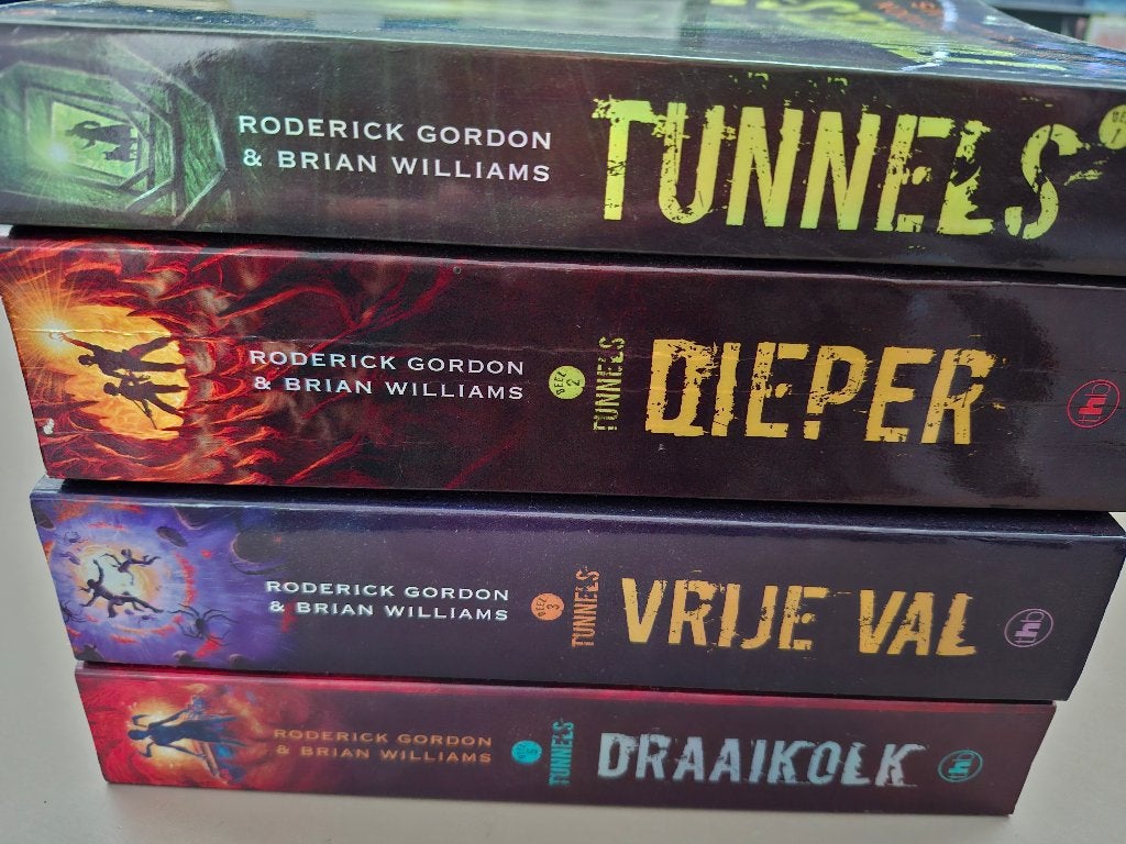 Roderick Gordon & Brian Williams: Tunnels deel 1, 2, 3 & 5, Ophalen of Verzenden, Gelezen, Roderick Gordon, Fictie