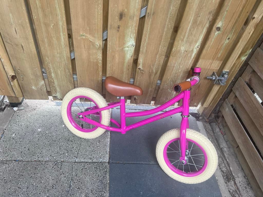 Roze loopfiets met bruin zadel en witte banden, Verzenden, Gebruikt, Loopfiets
