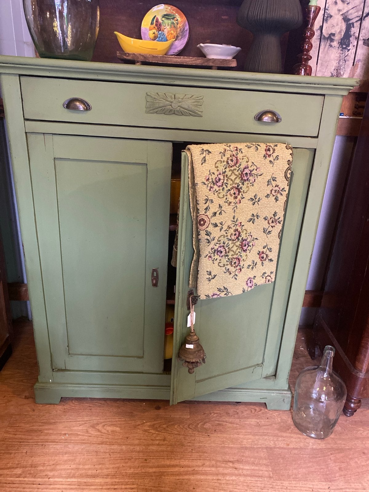 Groene vintage kast met sleetse effecten, Ophalen