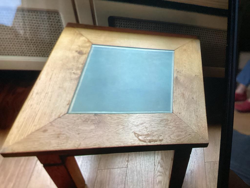 Blank eiken bijzettafel met glasplaat, Huis en Inrichting, Tafels | Bijzettafels, 45 tot 60 cm, Minder dan 55 cm, Gebruikt, Robuustn