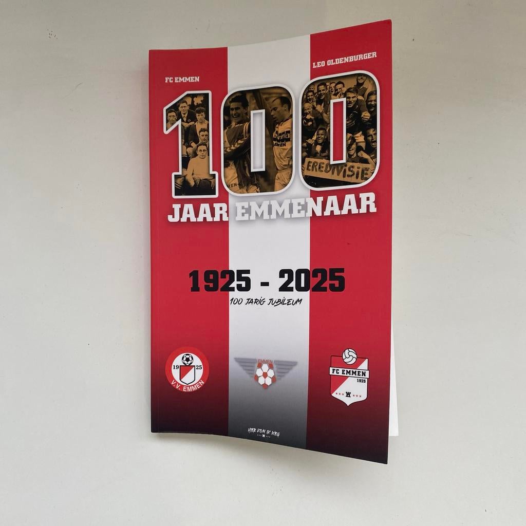 Jubileumboek FC Emmen: 100 Jaar Emmenaar (1925-2025), Boeken, Sportboeken, Nieuw, Balsport, Ophalen of Verzenden