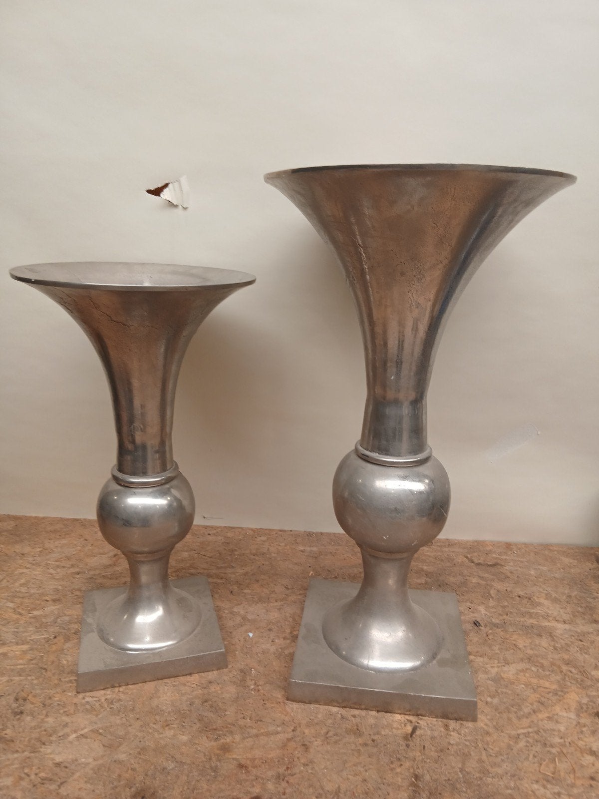 Set  2 aluminium tuinvazen vaas vazen , 74 en 60 cm h, Ophalen