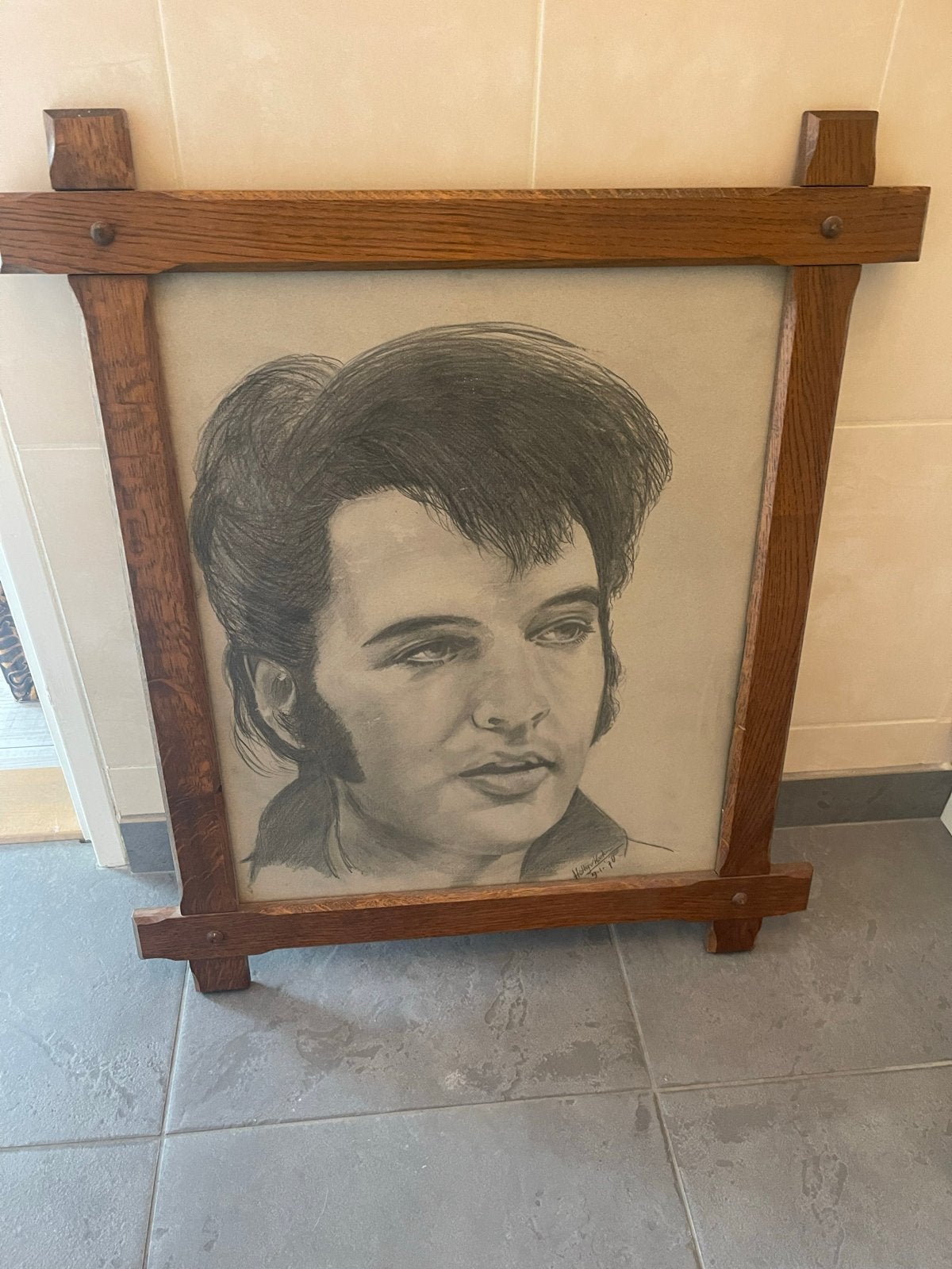Elvis Presley Houtskool Tekening in Houten Lijst (70x68cm), Antiek en Kunst, Kunst | Tekeningen en Foto's, Ophalen, Tekening, Houtskooltekening