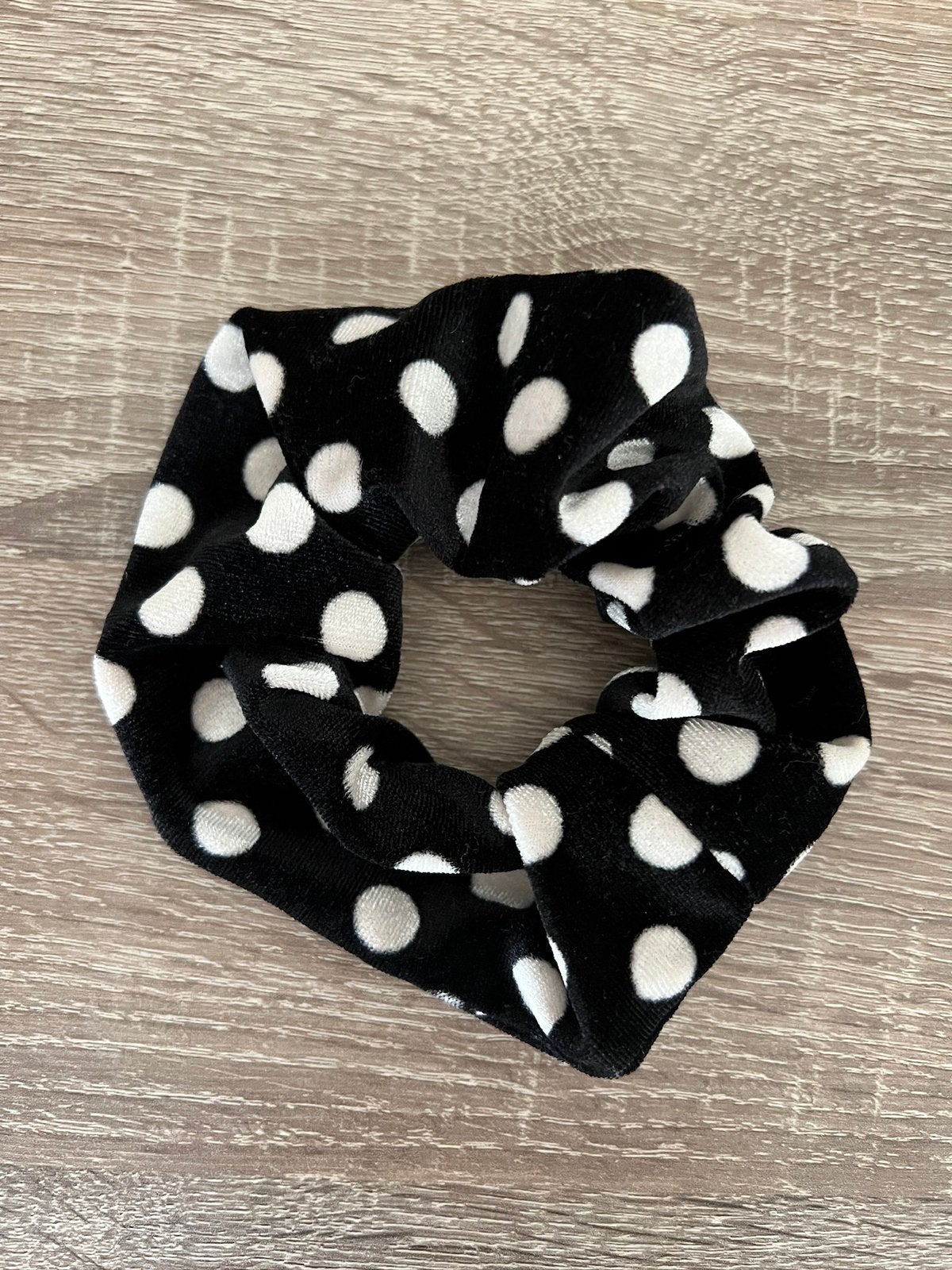Scrunchie zwart met witte stippen, Sieraden, Tassen en Uiterlijk, Uiterlijk | Haarverzorging, Ophalen of Verzenden, Zo goed als nieuw