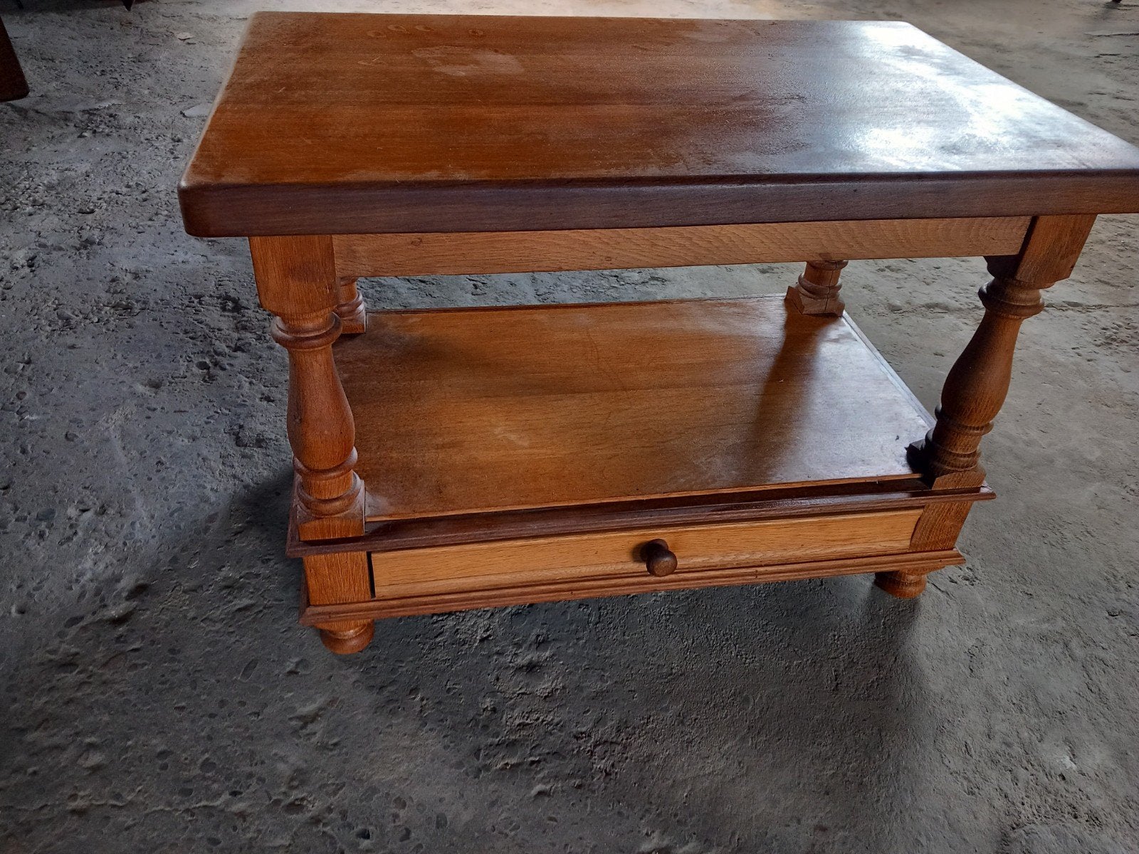 Eikenhouten salontafel met lade en plank, Ophalen, 50 – 75, Gebruikt, 100 tot 150 cm