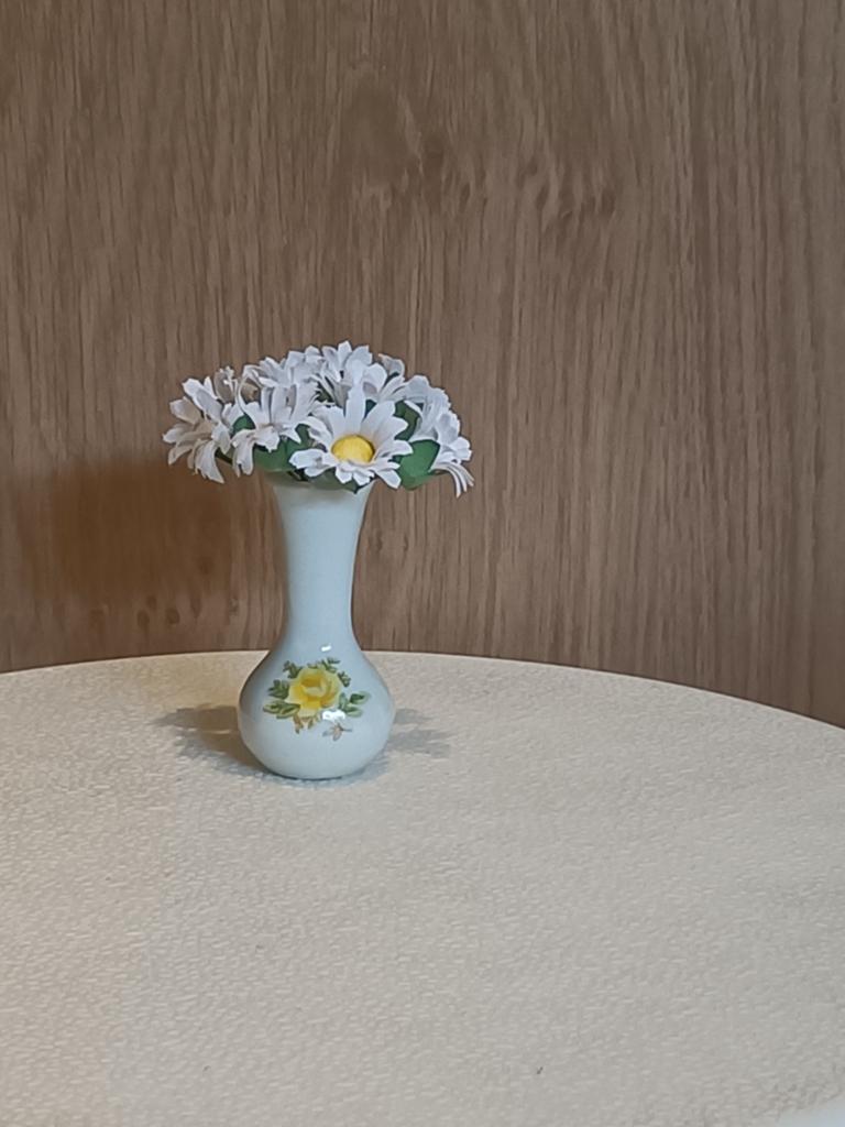 Oud porseleinen vaasje met bloemen poppenhuis, Ophalen of Verzenden, Gebruikt, Poppenhuis