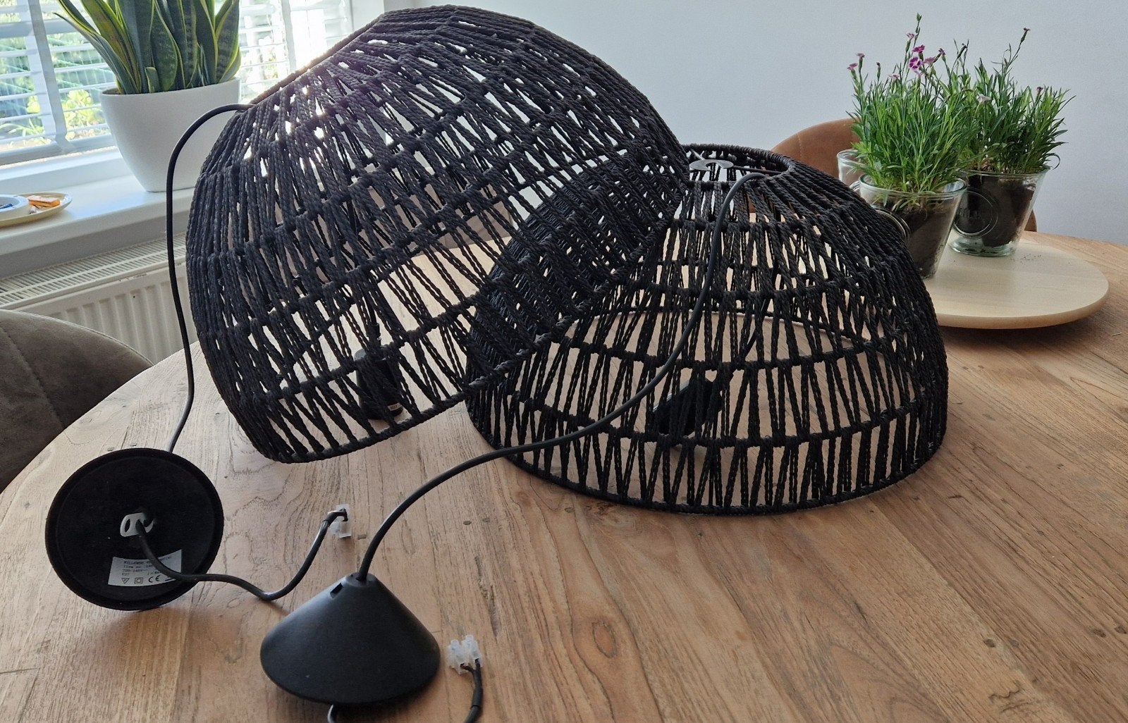 2 rotan zwarte hanglampen, Ophalen of Verzenden, Gebruikt, Natuurlijk materiaal, E27 (groot)