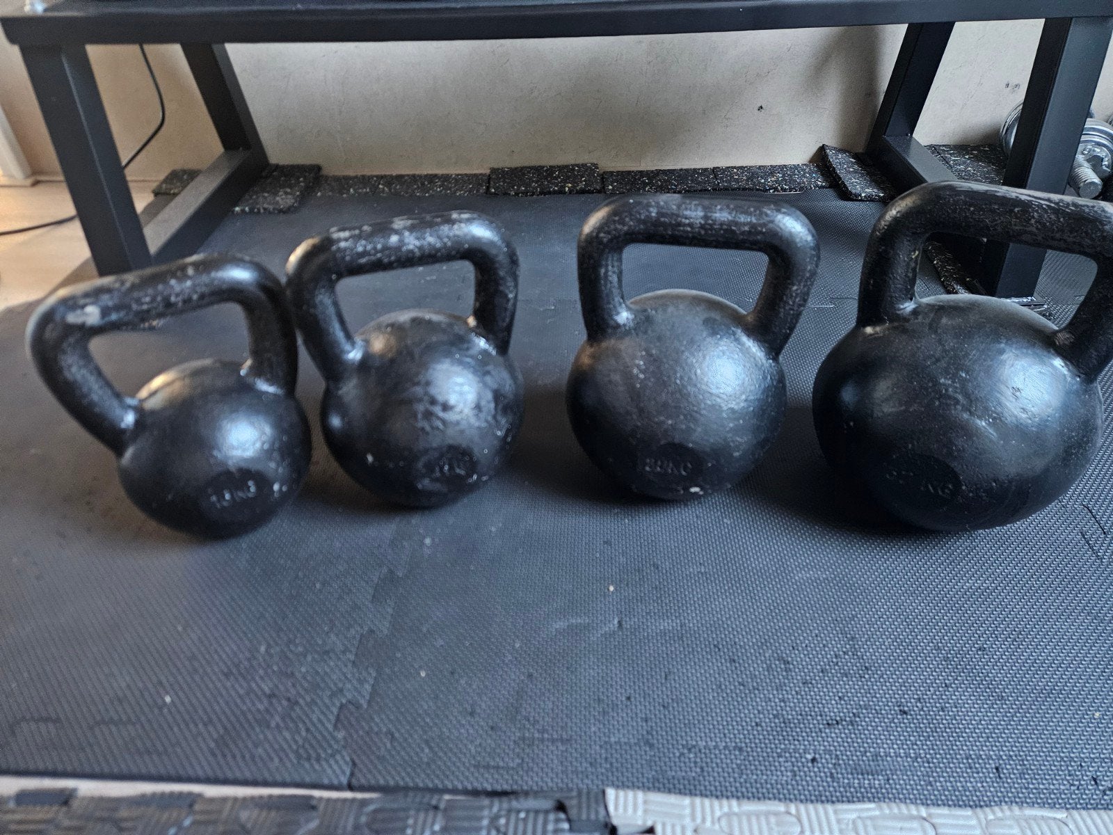 Set van 4 Kettlebells (16kg, 24kg, 28kg, 32kg), Sport en Fitness, Ophalen, Gebruikt, Benen, Kettlebell