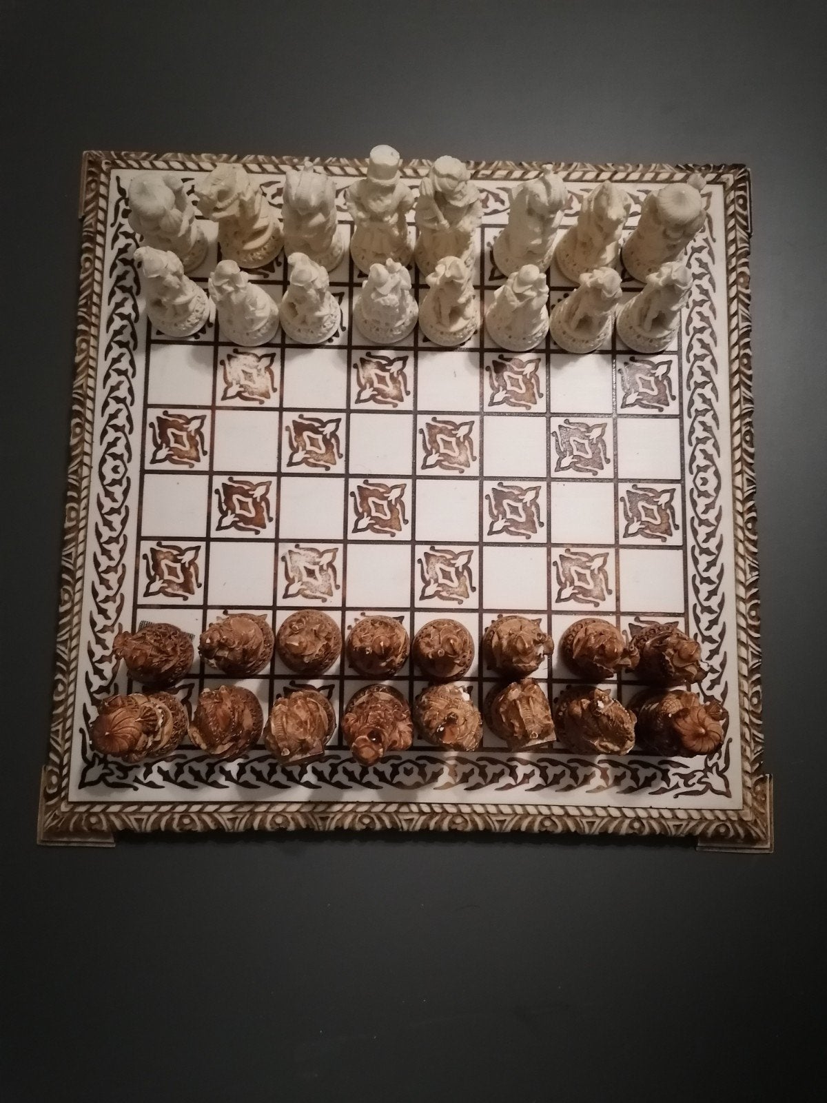 Uniek handgemaakt schaakspel met gedetailleerde stukken, Een of twee spelers, Ophalen, Gebruikt, Onbekend