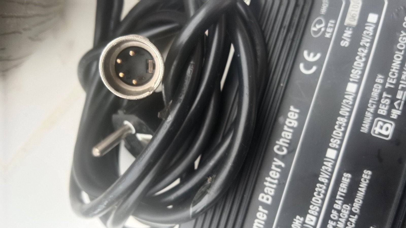 Oplader e.bike 4pins, Fietsen en Brommers, Ophalen of Verzenden