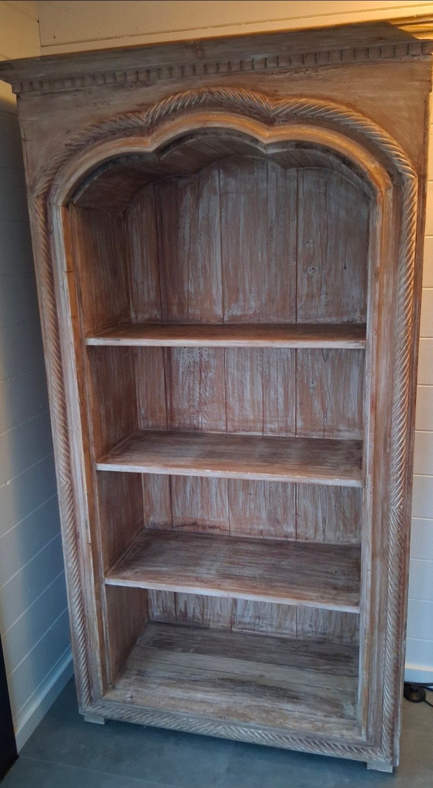 Robuuste Houten Kast (exclusief)