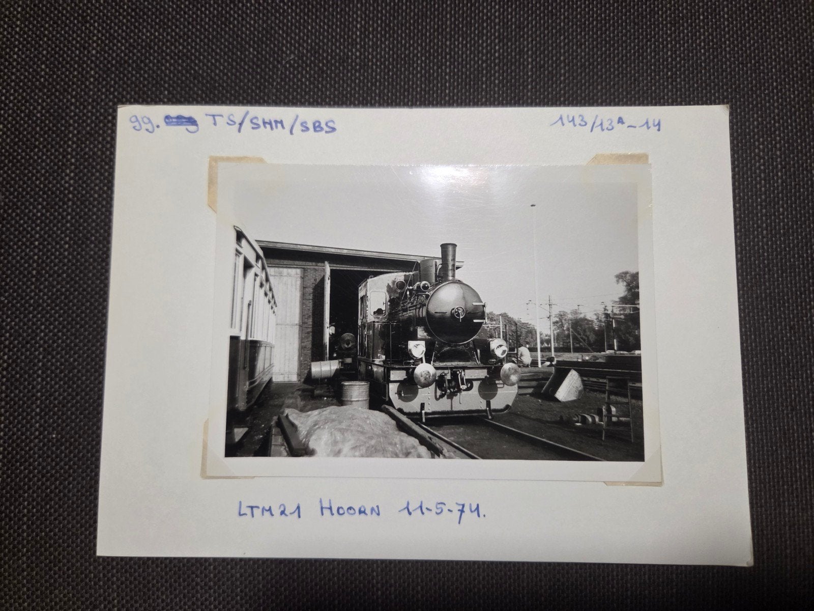 Zwart-wit foto LTM21 Hoorn 11-5-74, trein, Verzamelen, Spoorwegen en Tramwegen, Ophalen of Verzenden, Gebruikt, Trein, Kaart of Prent