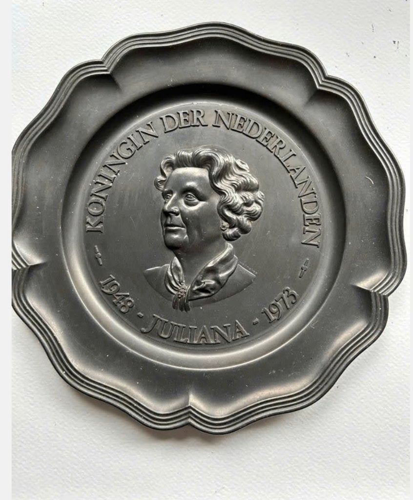 Vintage Tinnen bord Juliana Koningin Nederlanden 1948-1973, Ophalen of Verzenden