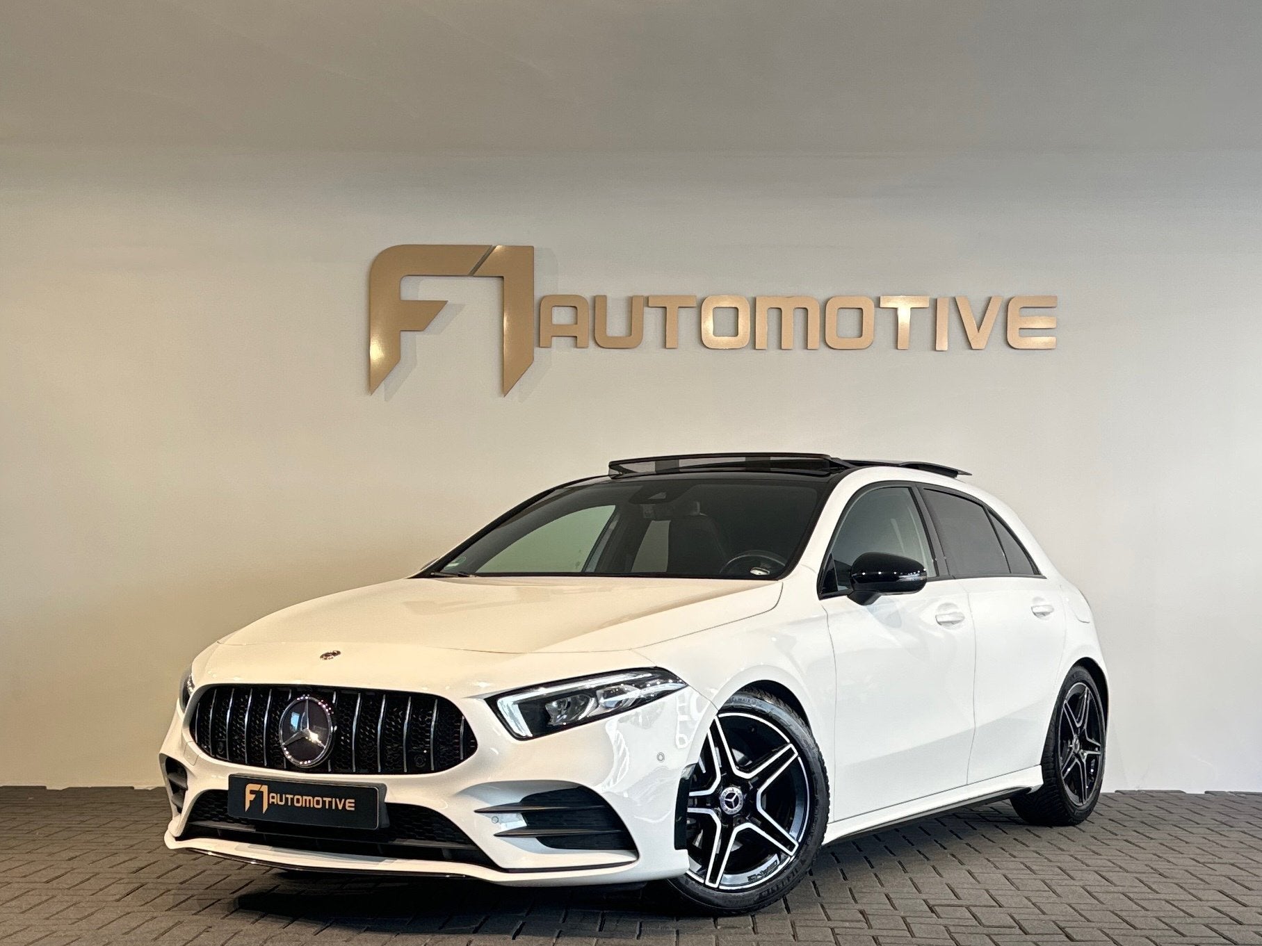 Mercedes-Benz A-klasse 200 AMG Night Pano|Sfeer|CarPlay|Came, Auto's, Dealer onderhouden, Gebruikt, 4 cilinders, Automatische klimaatregeling