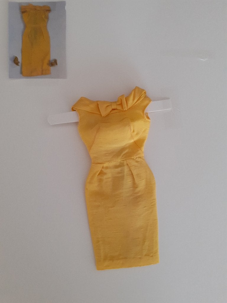 Vintage Barbie  "Silk Sheath Dress" (1962/63), Verzamelen, Verzenden, Zo goed als nieuw, Kleertjes