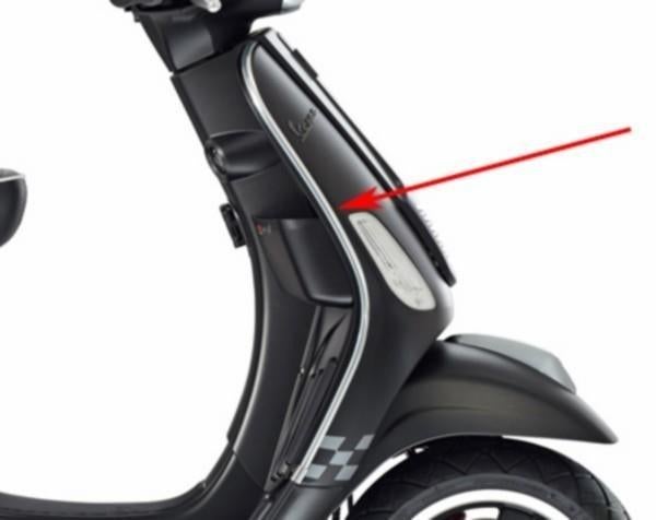 Sierlijst beenschild rechts Vespa Lx S Lxv origineel 622188, Ophalen of Verzenden