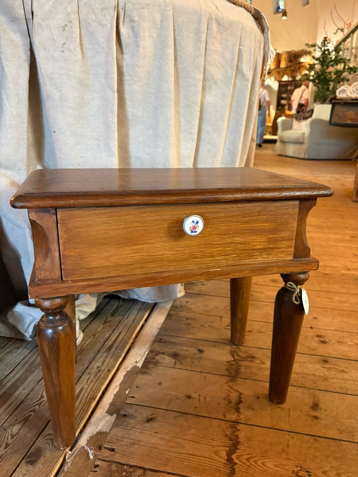 Leuk anfiek houten bijzet tafeltje, met lade, nachtkasje