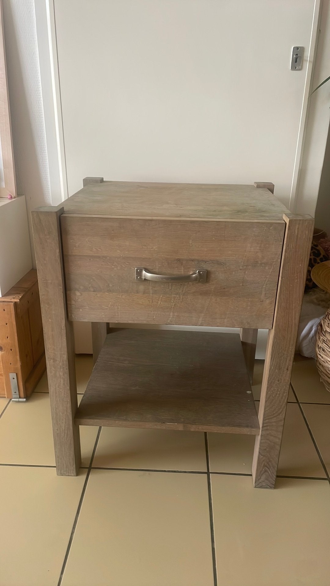 2 nachtkastjes van massief hout, Ophalen, Gebruikt, Hout, Minder dan 45 cm
