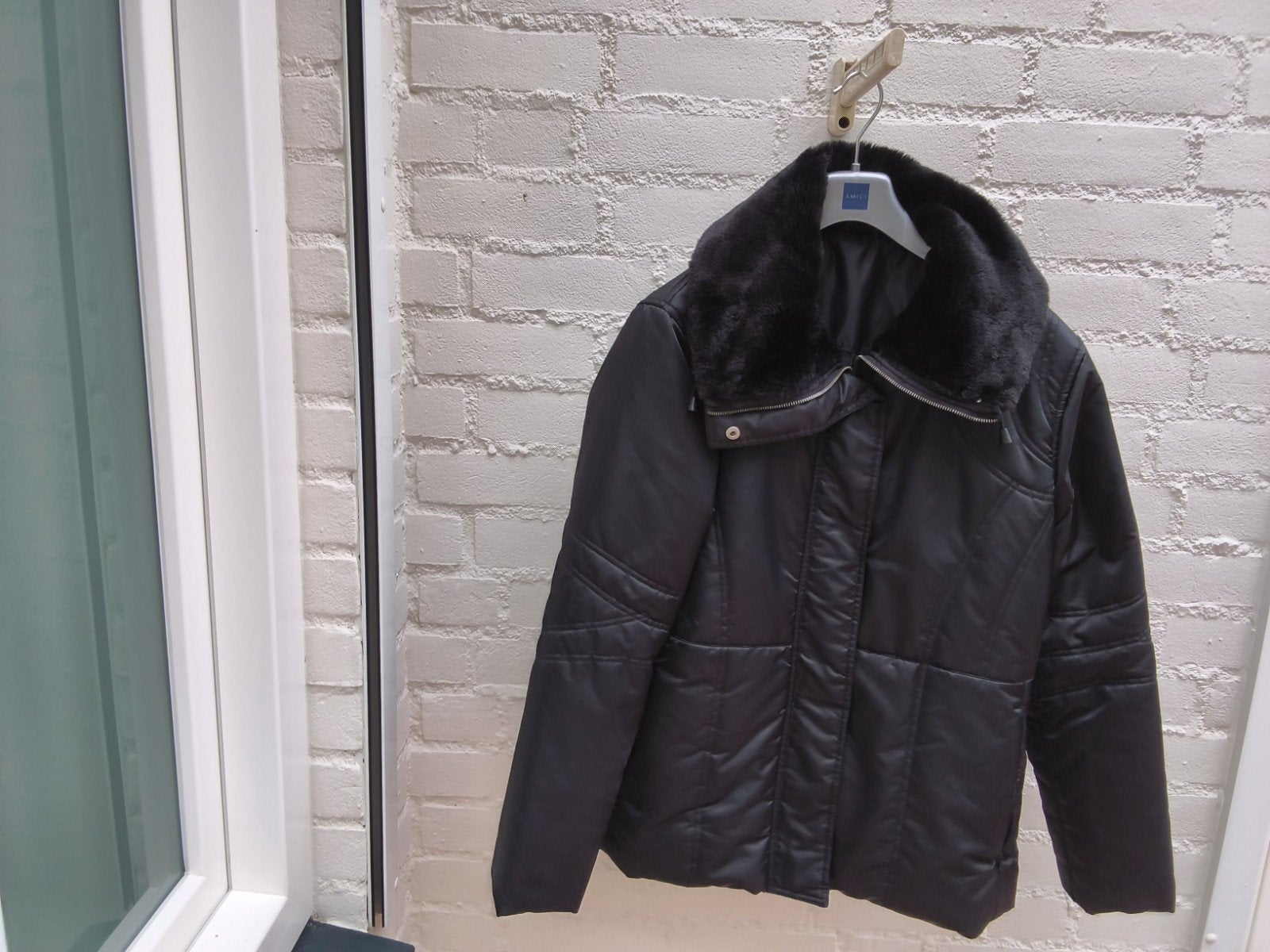 Sportieve gewatteerde winterjas kleur zwart met bontkraag mt, Ophalen of Verzenden, Zo goed als nieuw, Maat 42/44 (L), Zwart