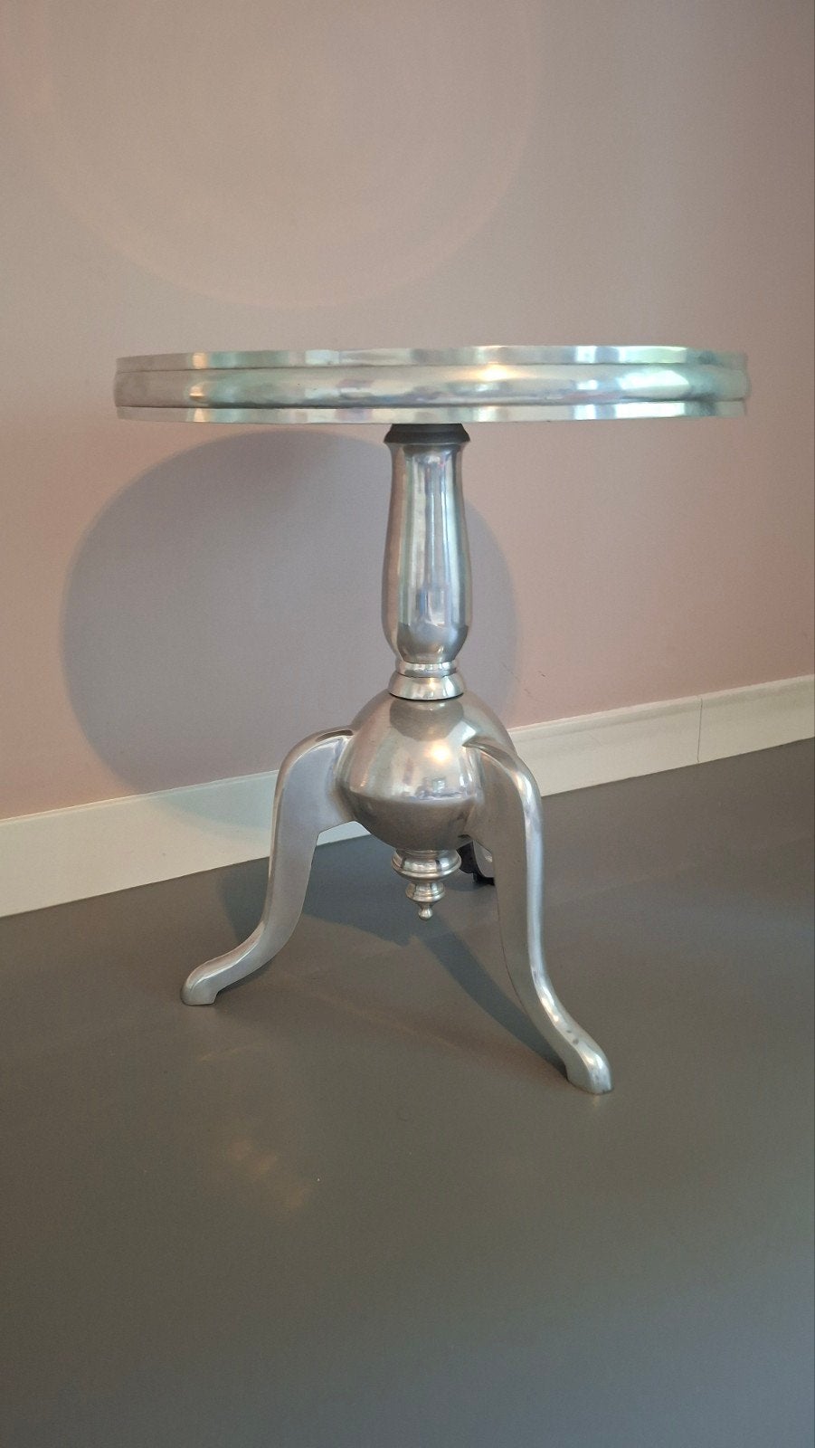 Stijlvolle ronde bijzettafel van metaal, chroom zilver kleur, Modern, Klassiek, Minder dan 55 cm, Gebruikt, Metaal of Aluminium
