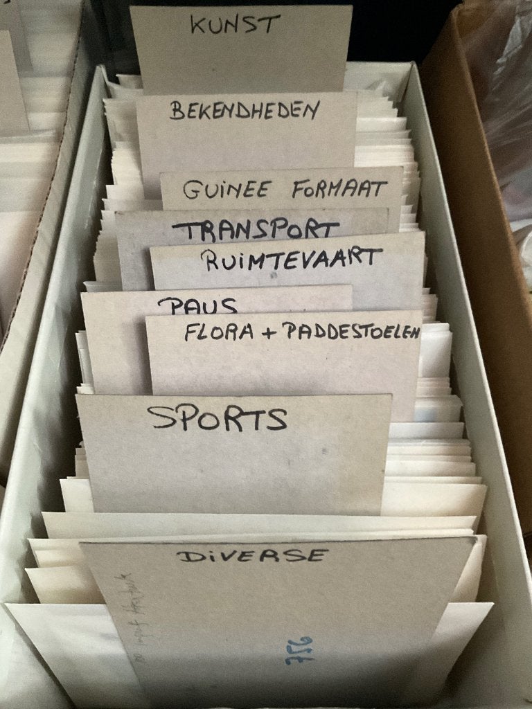 Foto 6 van Grote Stock Postfris Duizenden Thema Postzegelvelletjes