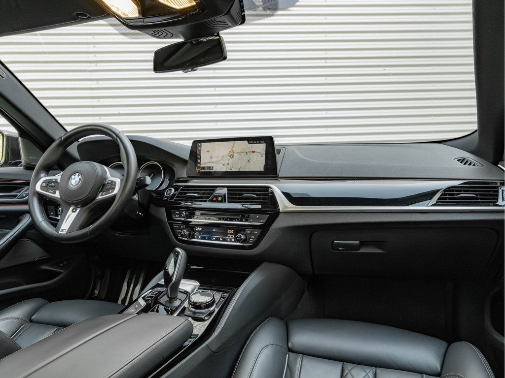 BMW 5 Serie M550i xDrive - Nappa Leder - Standkachel - Parki, Auto's, BMW, 12 maanden, Gebruikt, 4395 cc, Zwart