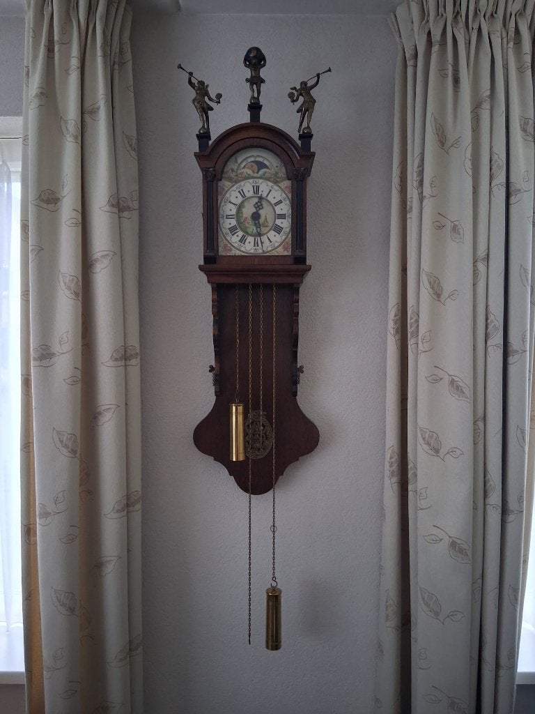 Antieke wandklok met bronzen figuren, Ophalen of Verzenden