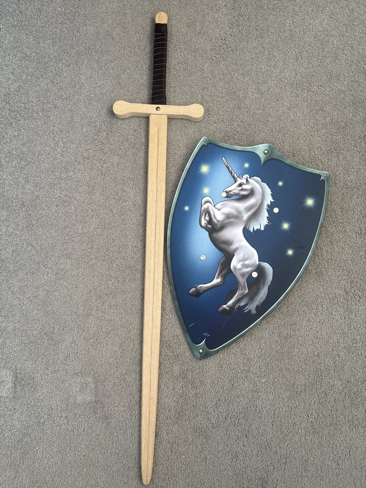 Houten zwaard en schild met eenhoorn voor kinderen, Ophalen, Zo goed als nieuw, Jongen of Meisje