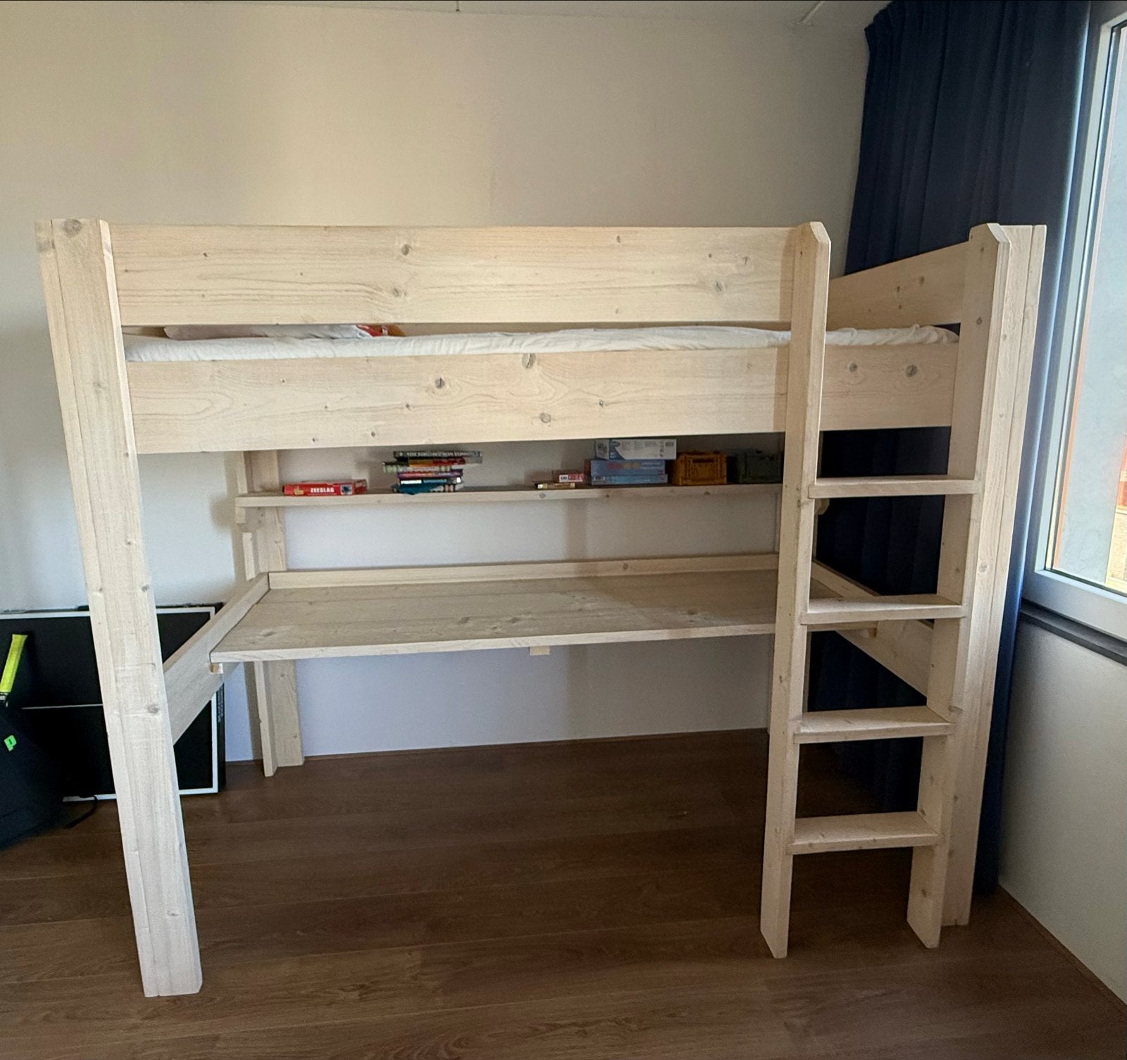Maatwerk Hoogslaper met Bureau en Plankje - Whitewash, Ophalen, Gebruikt, Eenpersoons, 200 cm