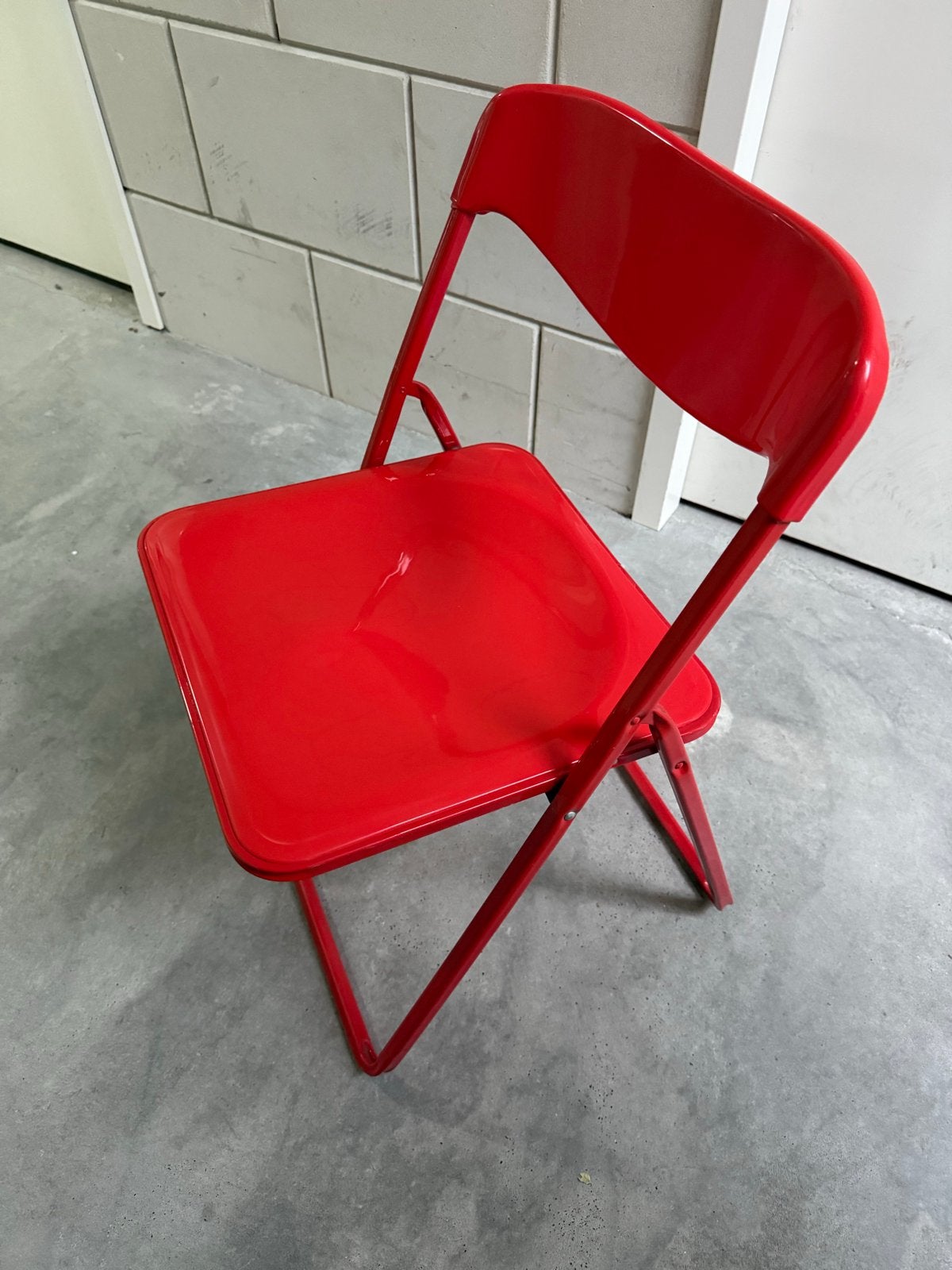 5 Klapstoelen: 3 Wit, 2 Rood - Handig en Compact, Huis en Inrichting, Gebruikt, Overige kleuren, Ophalen of Verzenden, Metaal