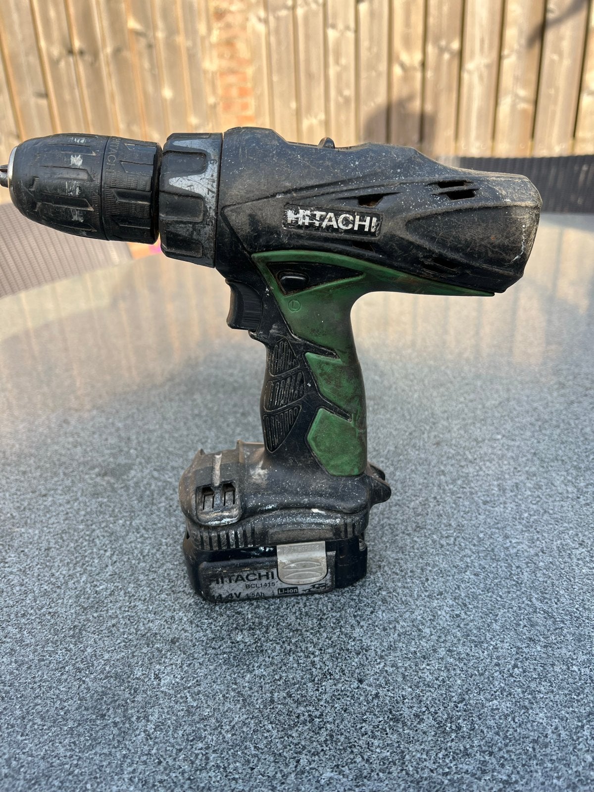 Hitachi Accuboor schroefmachine met lader en 2 accu's