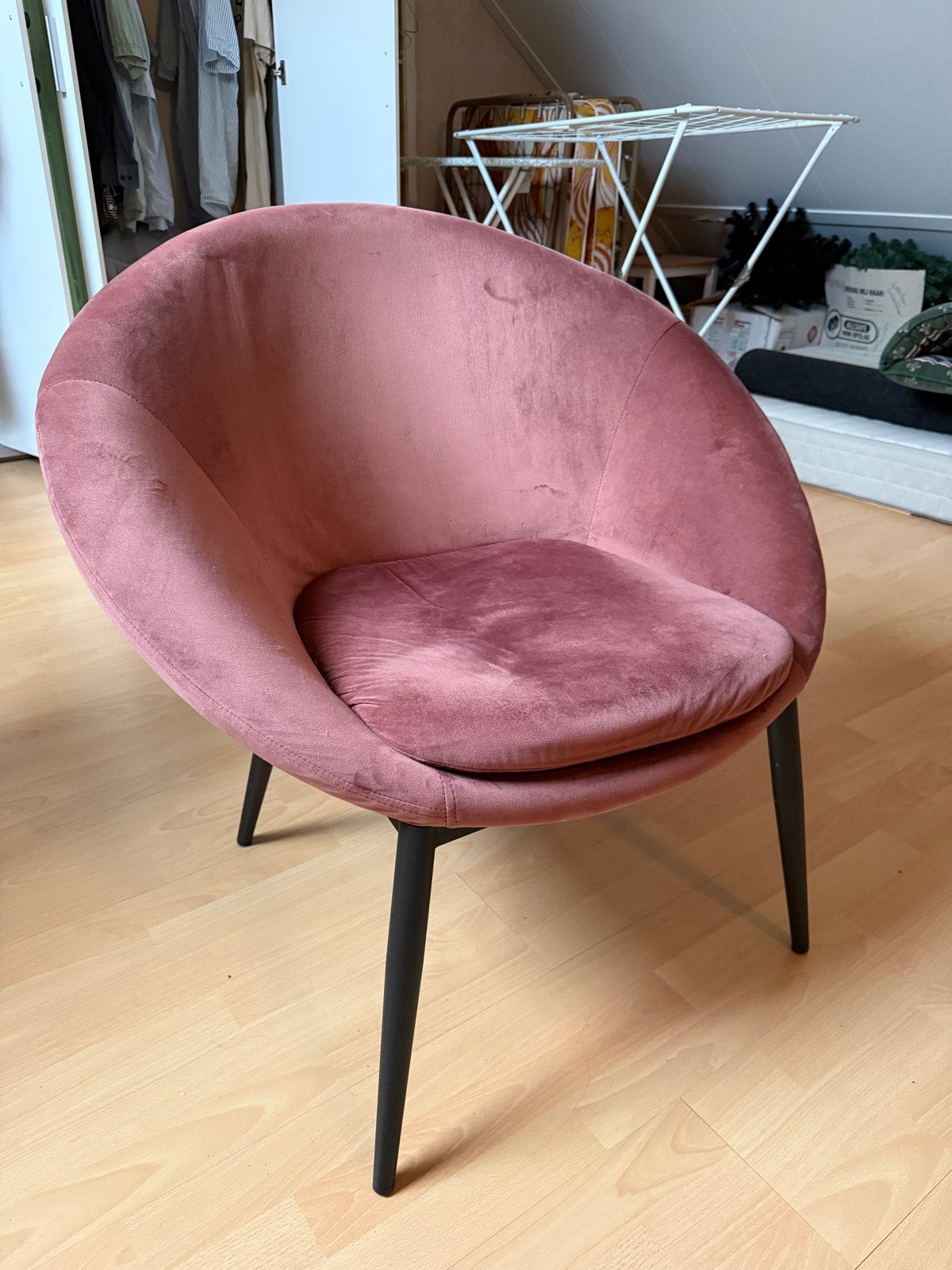 Roze fluwelen kuipstoel met zwarte poten, Huis en Inrichting, Stoelen, Ophalen, Overige materialen, Gebruikt, Overige kleuren