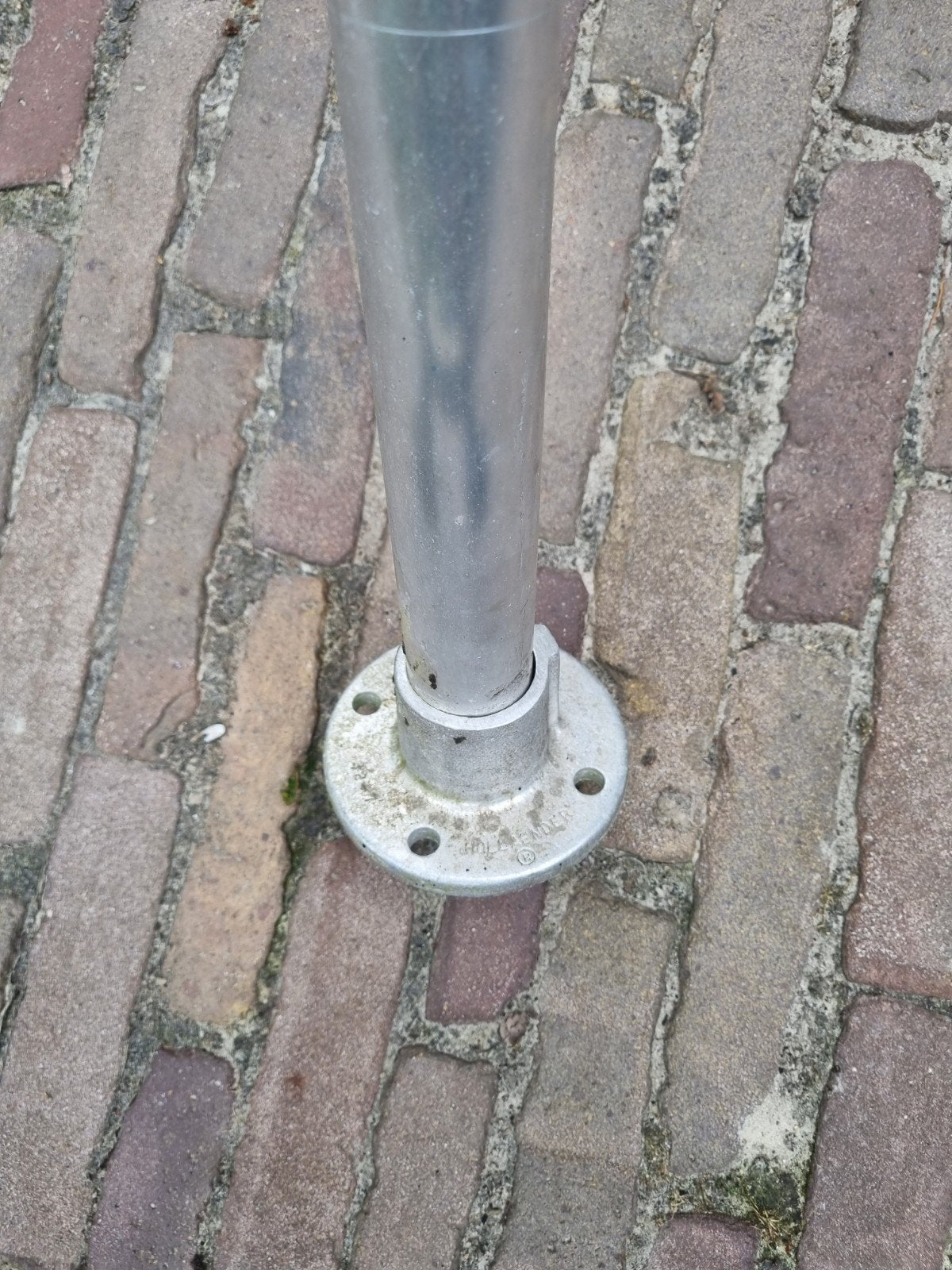 Antennemast met grondbevestiging en muurbeugels, Ophalen, Gebruikt
