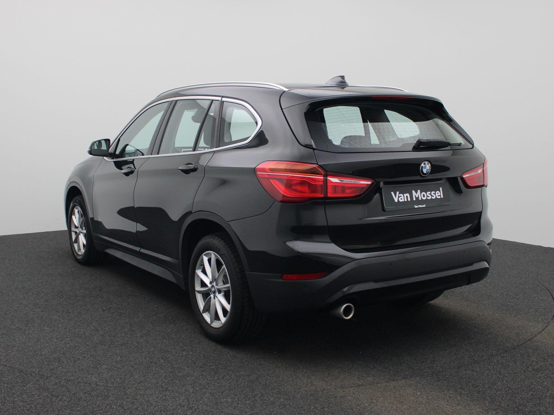 BMW X1 sDrive 18i | Airco | Navigatie | Parkeersensoren |, 12 maanden, Gebruikt, Zwart, Handgeschakeld