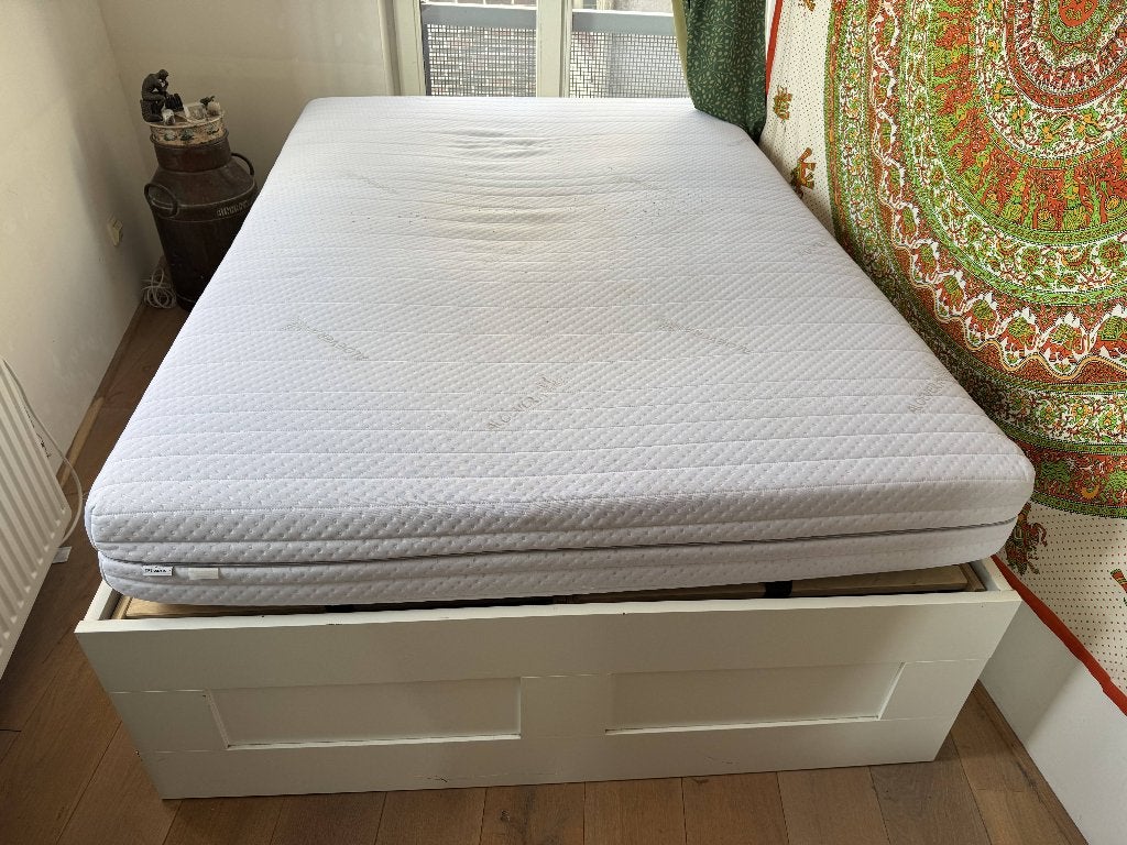 Brimnes bed 140x200 inclusief Jysk matras en lattenbodems, Ophalen, Gebruikt, Wit, Tweepersoons