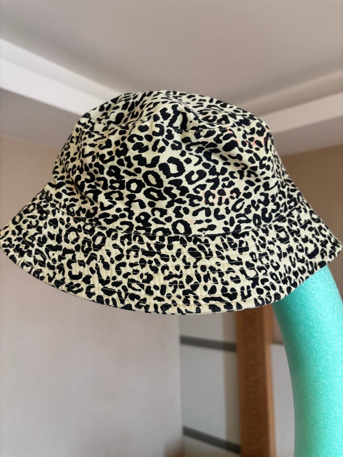 Leopard print bucket hat, Ophalen of Verzenden, Zo goed als nieuw, One size fits all, Hoed